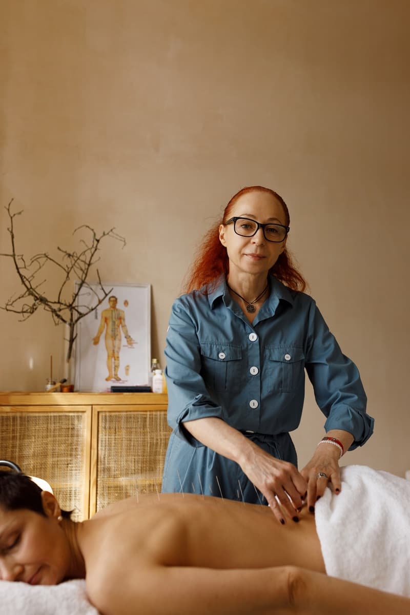 Acupuncteur en séance