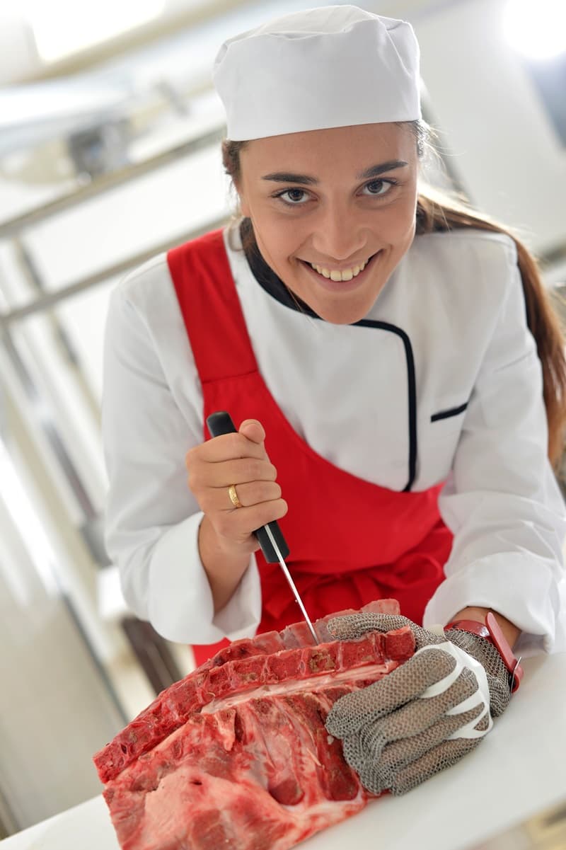 Boucher en train de découper de la viande