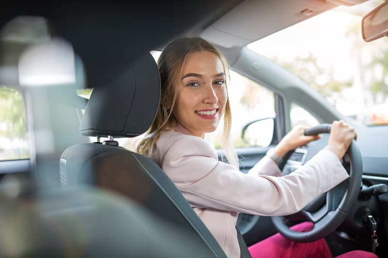 Chauffeur de taxi femme au volant