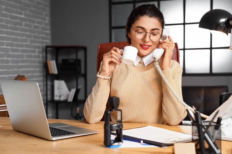 Clerc de notaire en discussion téléphonique avec un client