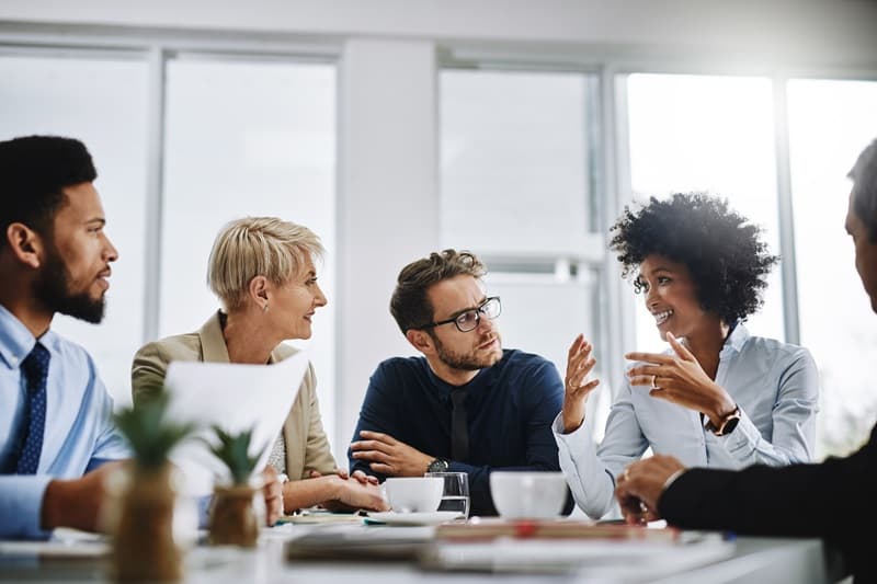 Conseillère dorientation professionnelle en discussion en entreprise