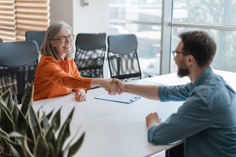 Conseillère dorientation professionnelle en rendez-vous avec un homme adulte