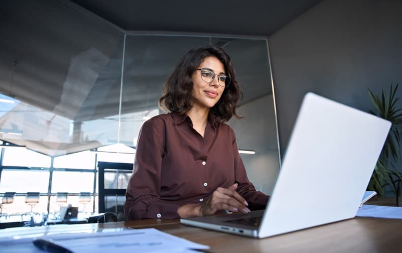 Conseillère dorientation sur son ordinateur