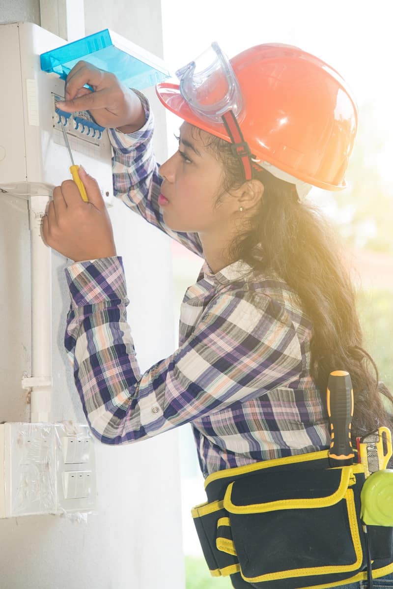 Electricien inspectant le système électrique