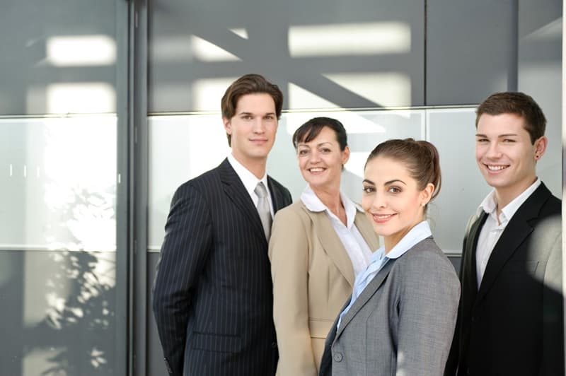 Equipe de banquiers devant lagence