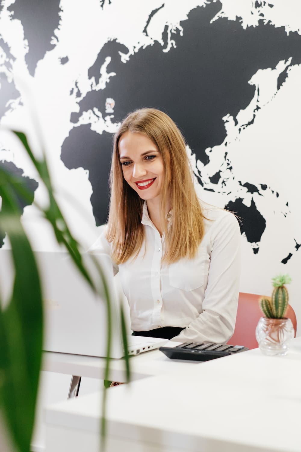 Femme qui exerce le métier dagent de voyage