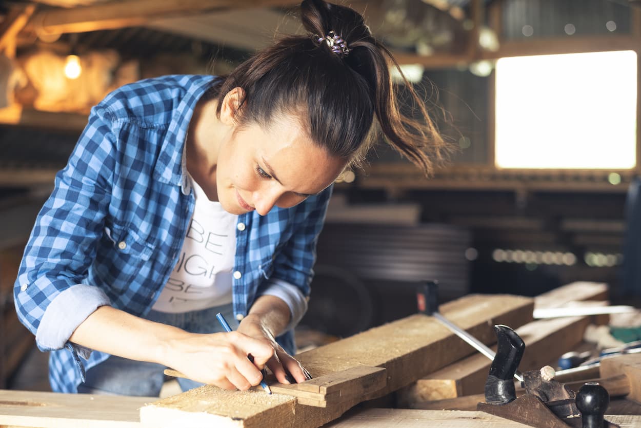 Femme travailleur indépendant charpentier