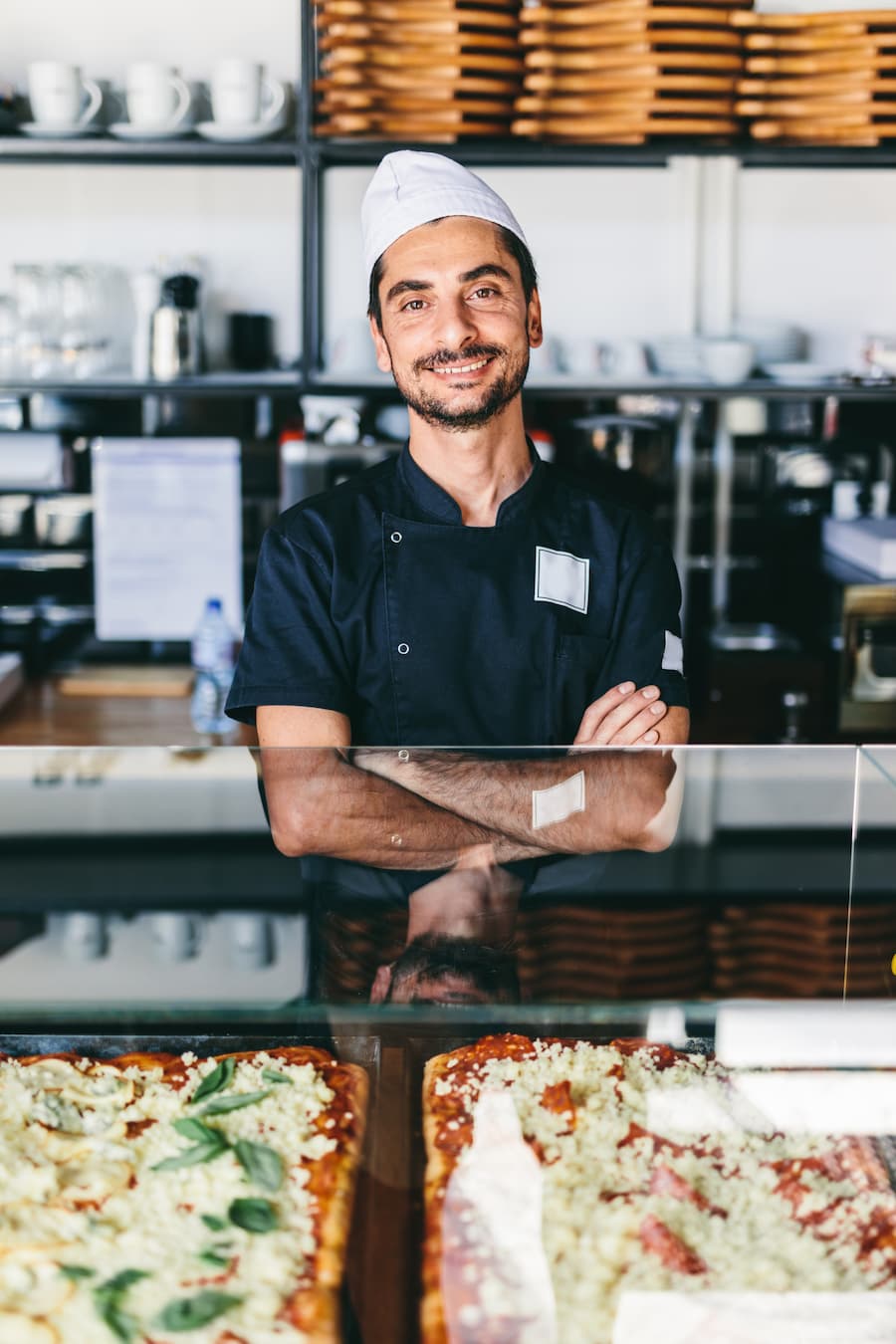 Homme qui exerce le métier de pizzaiolo