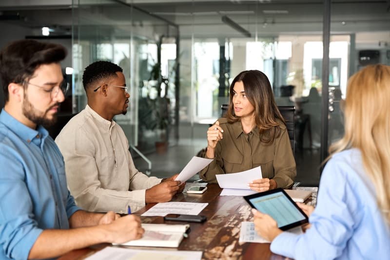 Ingénieur femme qui manage son équipe