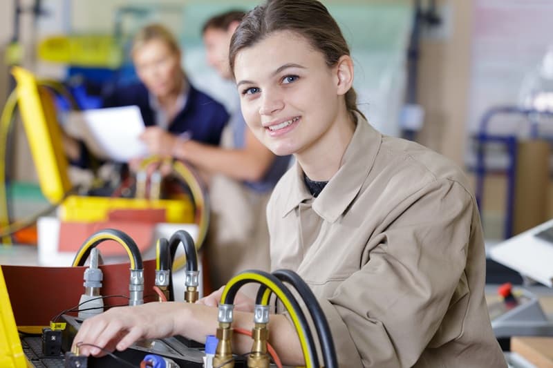 Jeune électricienne en formation