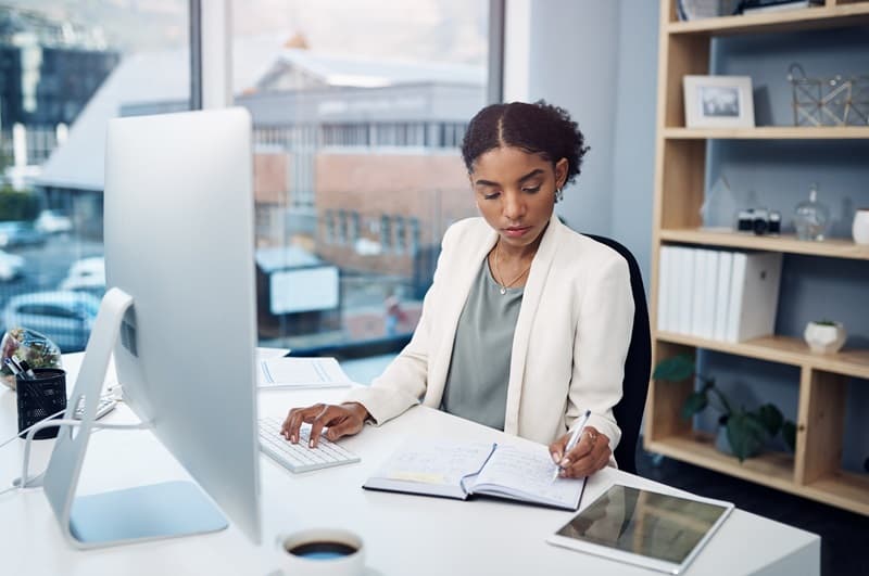 Jeune femme actuaire travaillant à son bureau