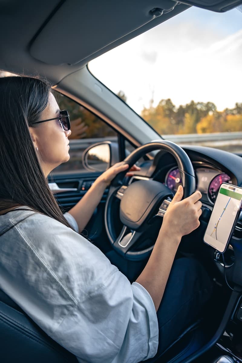 Jeune femme taxi utilisant un gps