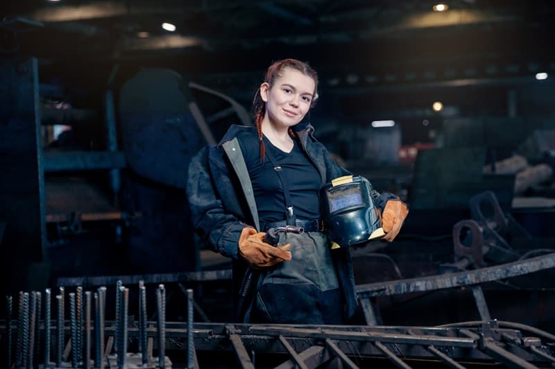 Jeune soudeuse dans une usine