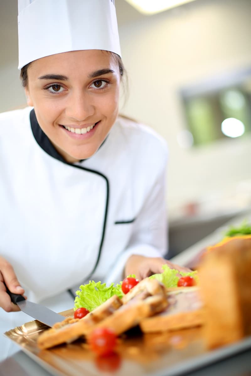 Jeune traiteur préparant un plat