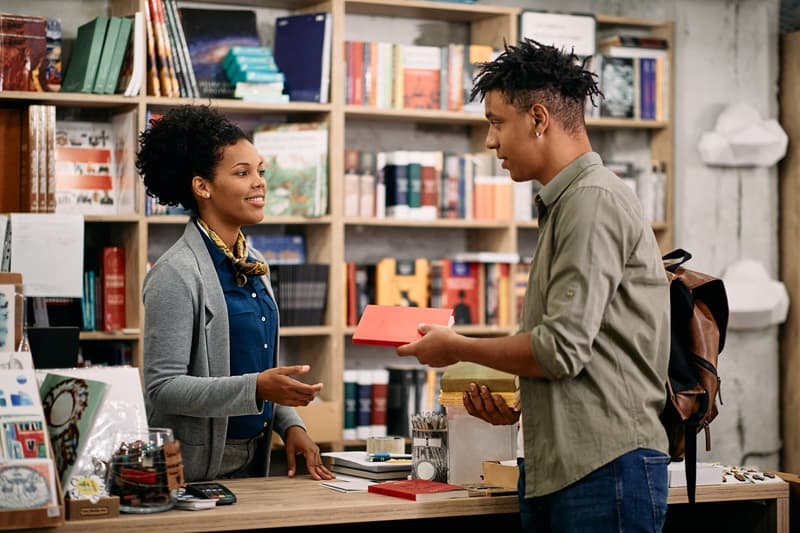 Libraire avec un client