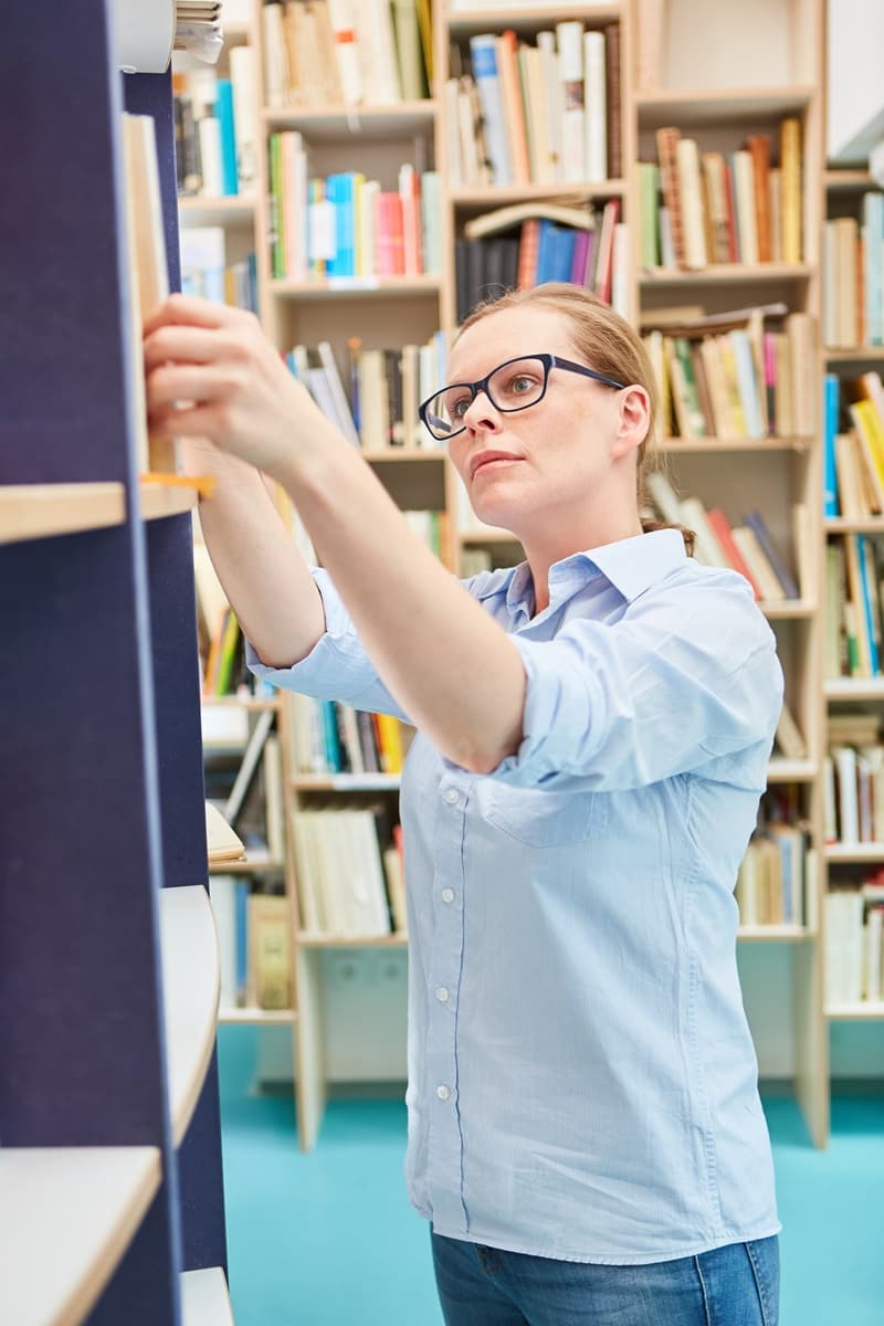 Libraire qui recherche un livre