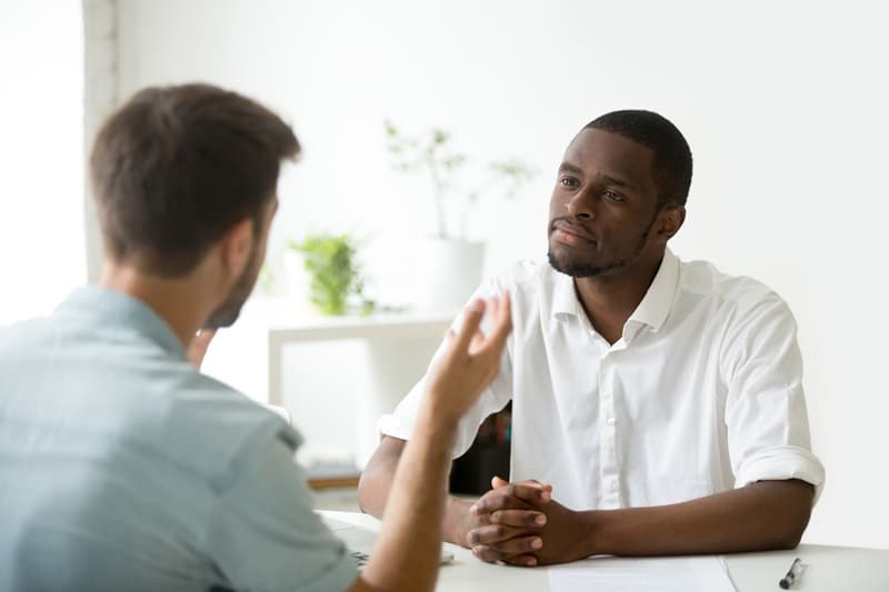 Médiateur à lécoute dun individu