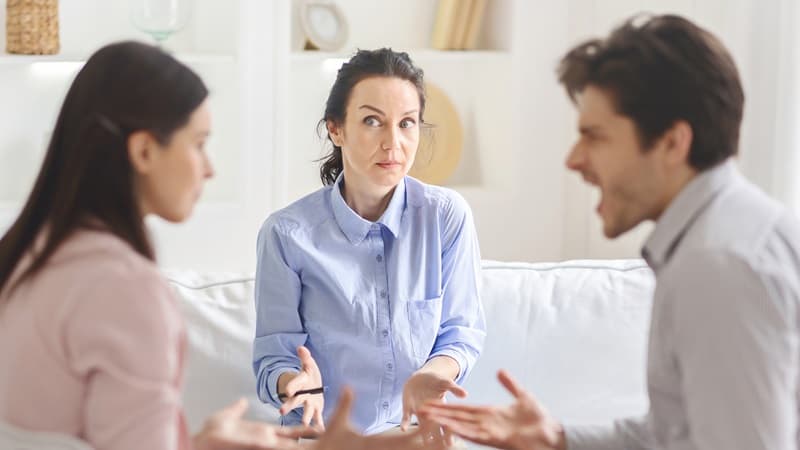 Médiatrice familiale devant un couple en conflit