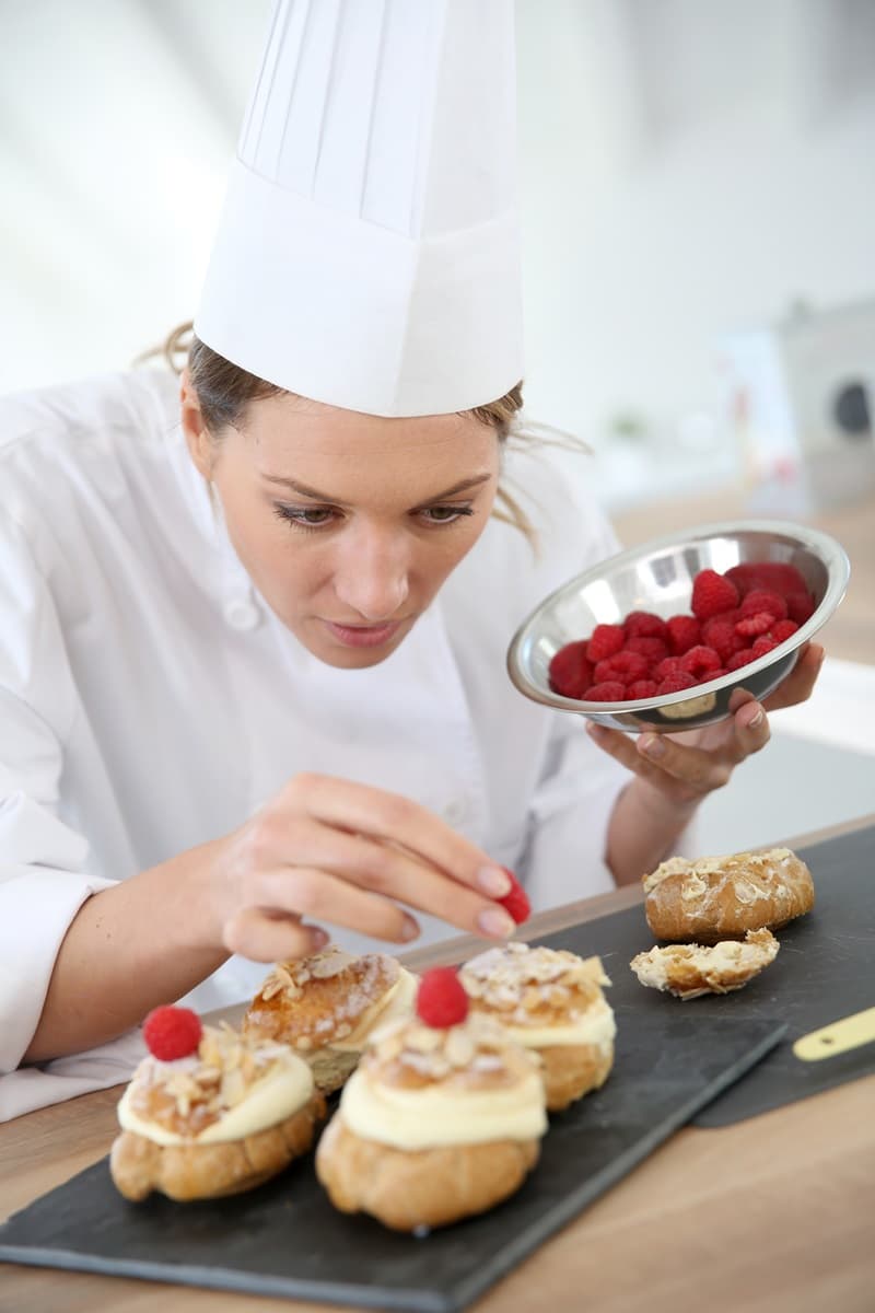 Pâtissière qui prépare des desserts