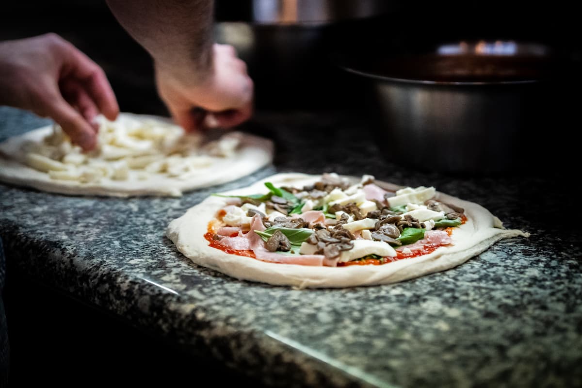 Pizzaiolo en cuisine