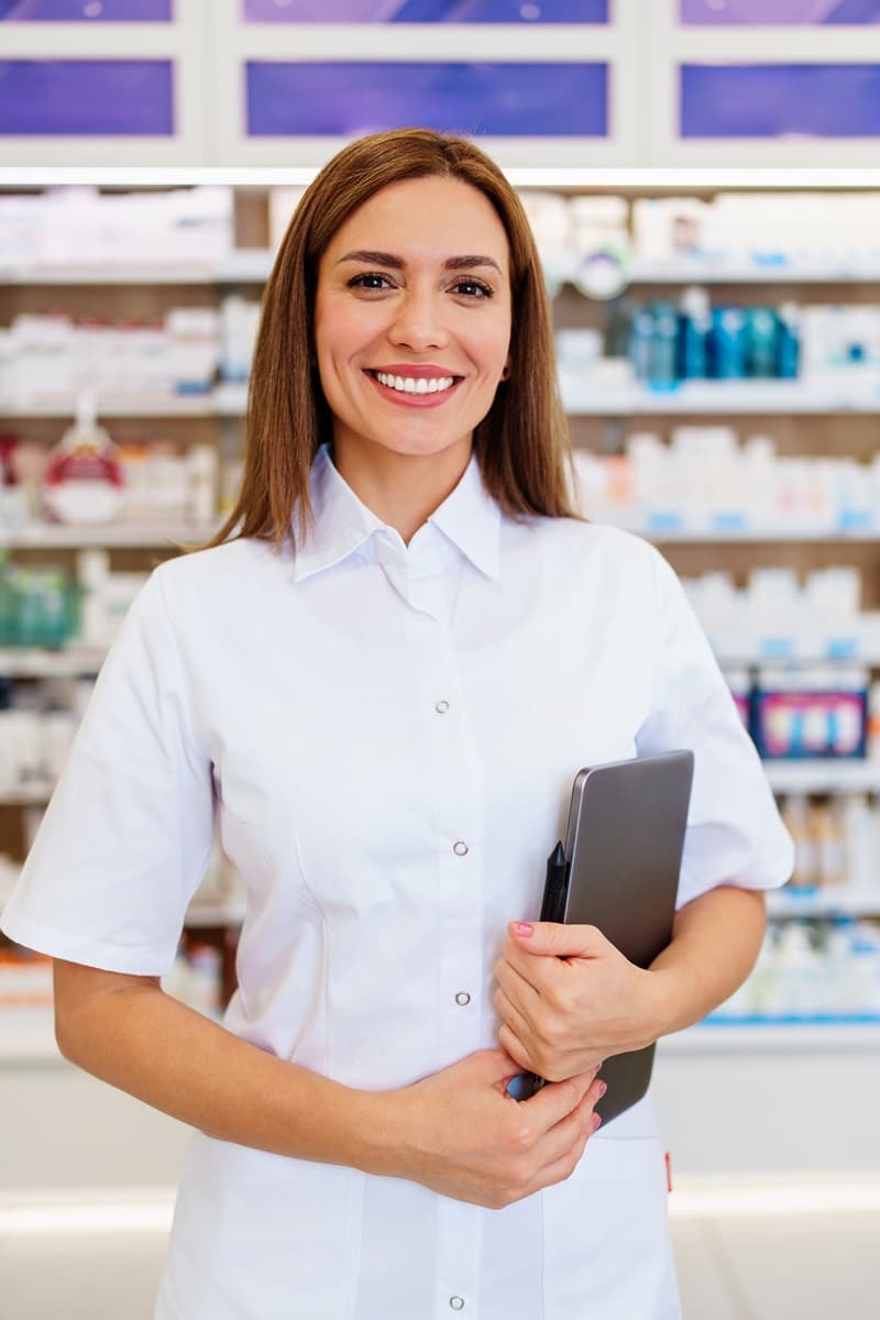 Préparateur en pharmacie dans son magasin