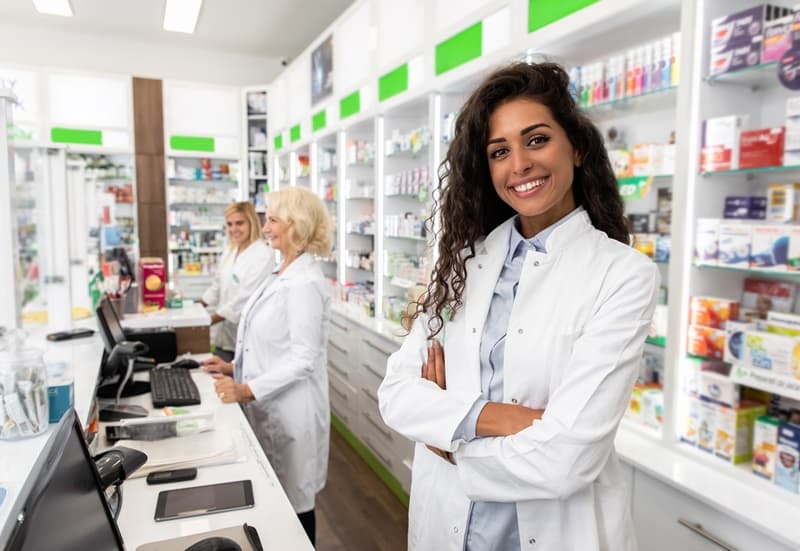 Préparatrice en pharmacie souriante