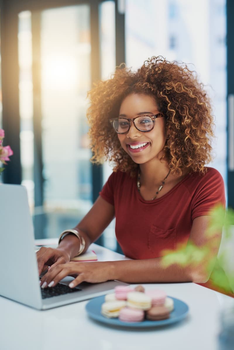 Rédacteur web travaillant à son bureau