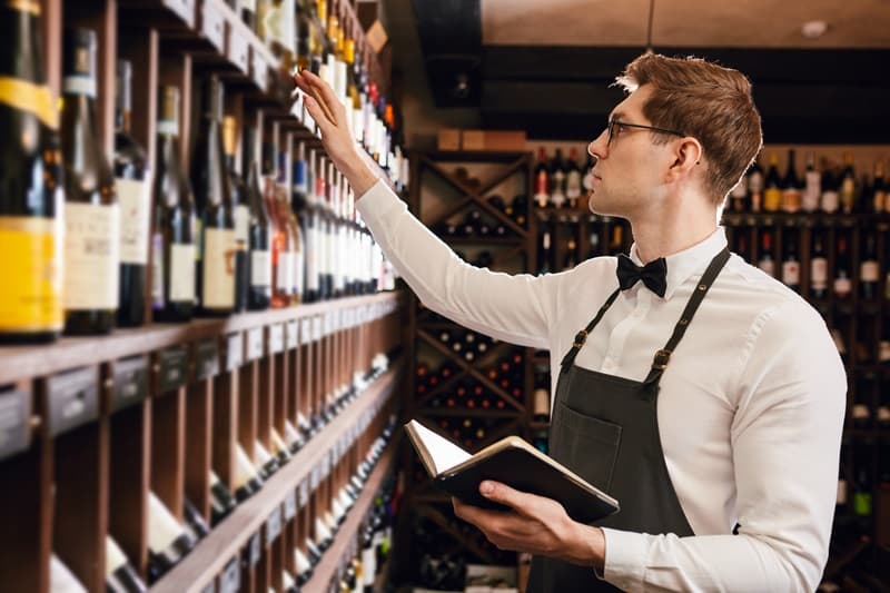 Sommelier sélectionnant un vin