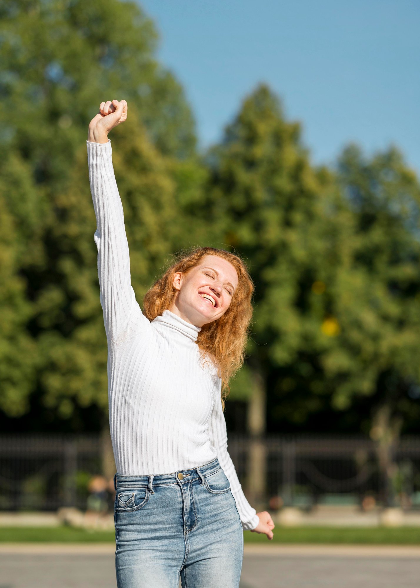 businesswoman-being-happy-daylight