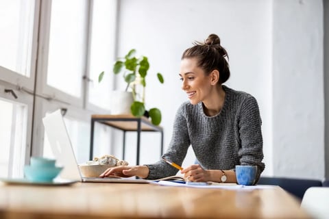 femme se renseigne prix bilan de compétences