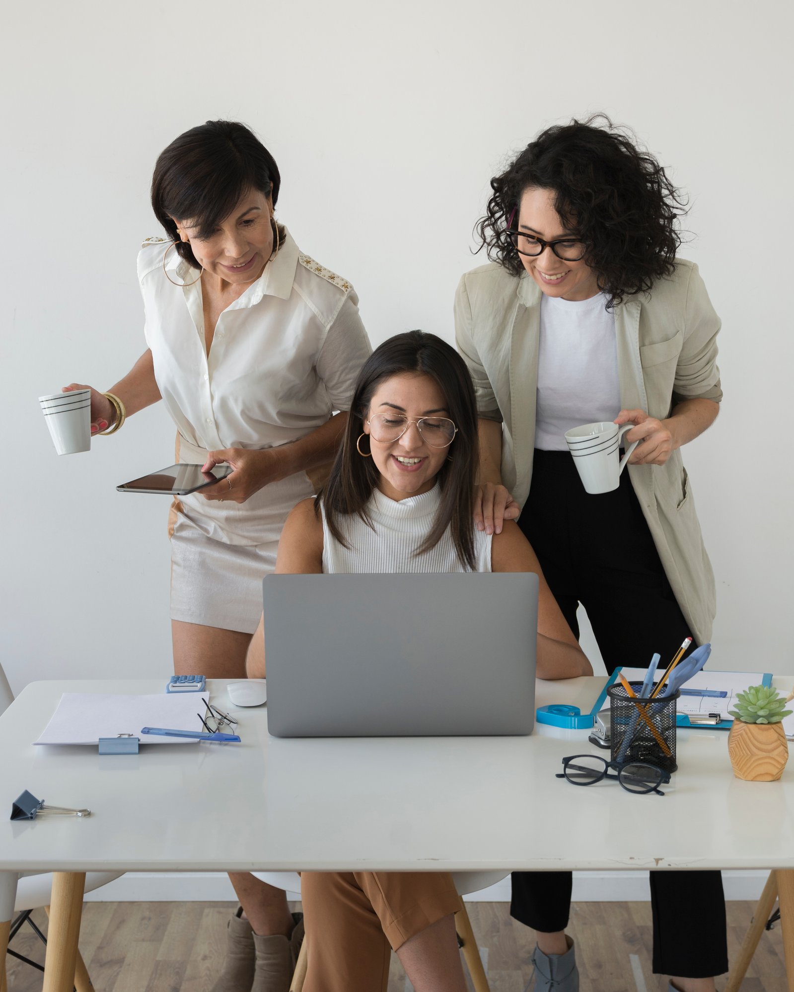 modern-women-working-together